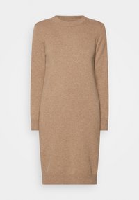 Robe longue en maille à manches longues de couleur marron clair. Elle présente un col rond et des poignets ajustés. Texture lisse, ourlet à hauteur des genoux, sans motifs visibles.