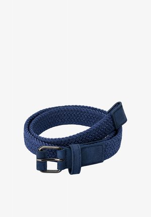 Donkerblauwe gevlochten stoffen riem met een donkere metalen gesp en een gestikte, leerachtige afwerking, losjes opgerold in een lus op een witte achtergrond.