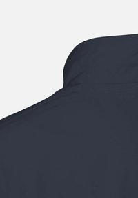 Chaqueta azul marino, material ligero, cuello alto, textura suave, detalles de costura sutiles y sin hardware o cierres visibles.