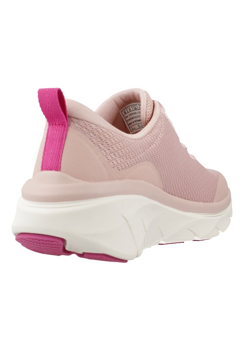 Chaussure de sport rose clair avec une semelle épaisse blanche, une tige en mesh et des accents de boucle au talon et de semelle extérieure rose vif.