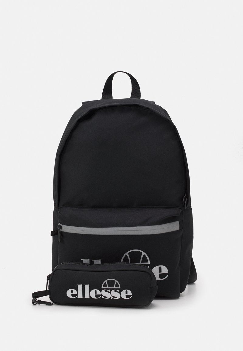 Sac à dos noir avec un extérieur lisse et durable, doté d'une poche avant, d'une fermeture éclair grise et d'une trousse assortie arborant le logo.