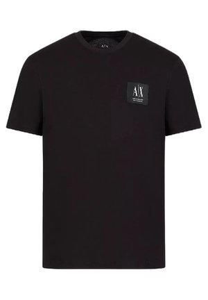 T-shirt noir à manches courtes avec col rond et petit écusson logo rectangulaire "A|X" sur la poitrine gauche.