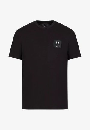T-shirt noir à manches courtes avec col rond et petit écusson logo rectangulaire "A|X" sur la poitrine gauche.