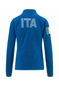 Giacca in pile blu con la scritta "ITA" in strisce bianche sul retro e un piccolo patch in verde, bianco e rosso della bandiera italiana sulla manica sinistra.