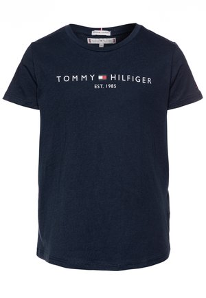 Granatowy T-shirt z krótkim rękawem z napisem "Tommy Hilfiger EST. 1985" oraz logo flagi w kolorach czerwonym, białym i niebieskim na środku klatki piersiowej.