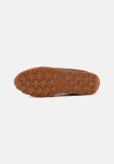 Semelle de chaussure avec une bande de roulement en caoutchouc brun présentant plusieurs motifs de feuilles d'érable et un logo rectangulaire portant la mention "DSQUARED2" au centre.