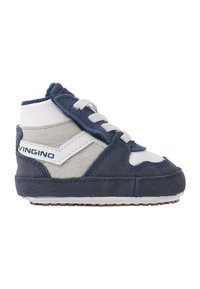 Blauwe en grijze kindersneaker met witte accenten, gestructureerd leer, vetersluiting, gevoerde kraag en rubberen zool met visgraatpatroon.