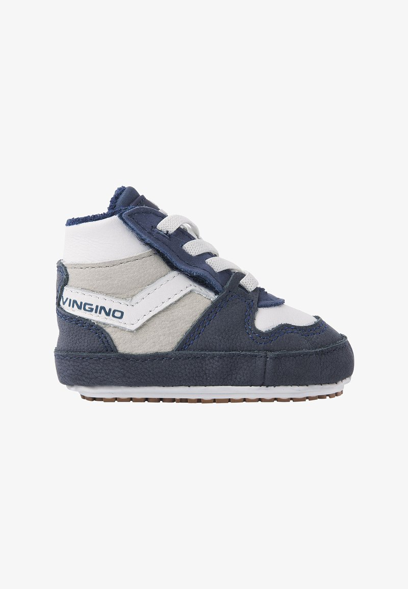 Blauwe en grijze kindersneaker met witte accenten, gestructureerd leer, vetersluiting, gevoerde kraag en rubberen zool met visgraatpatroon.