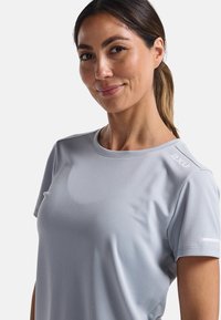 2XU Spordi T-särk - harbor mist white reflective