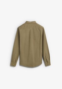 Camisa de manga larga color oliva con un yugo trasero, cuello abotonado y puños abotonados. Tejido suave con un ajuste ligeramente entallado.