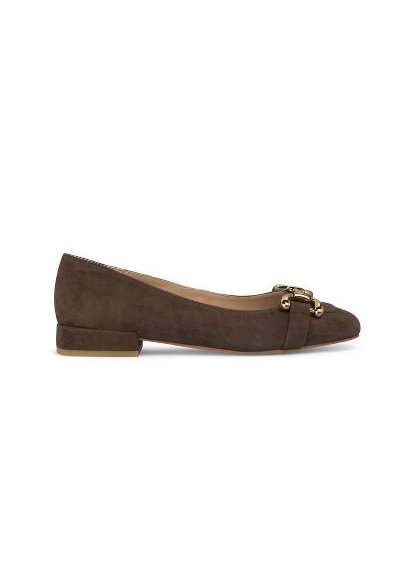 Le ballerine in suede marrone presentano un tacco basso a blocco e un'accattivante catena dorata sulla punta. La scarpa ha un design a punta arrotondata e una fodera liscia.