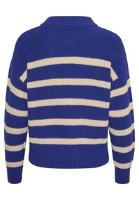 Blauw en crèmekleurig gestreepte gebreide trui met een kraag, met een boxy vorm en geribde manchetten. De stof lijkt textuur te hebben en dik te zijn.