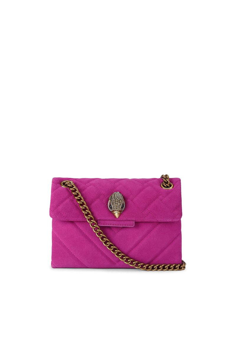 Gequilted roze suède handtas met een gouden kettingband en een decoratieve schelpvormige sluiting aan de voorkant. Compact rechthoekig formaat.