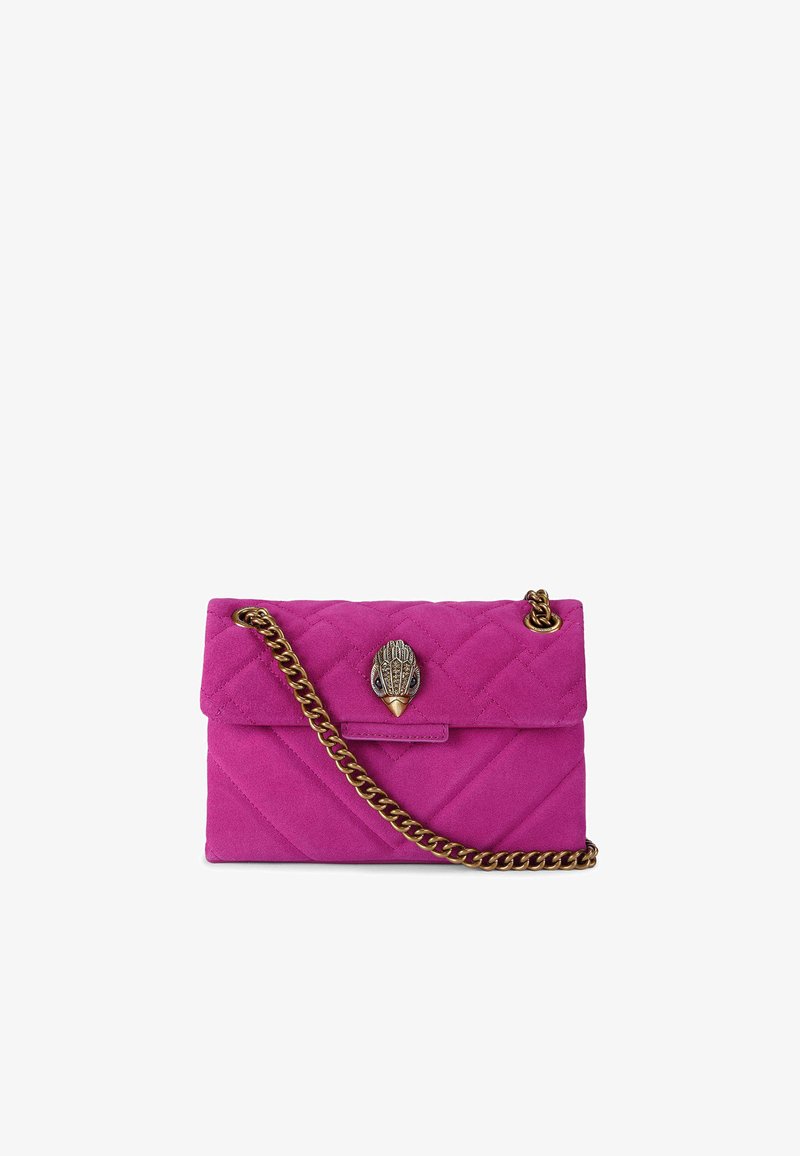 Sac à main en cuir suédé rose matelassé avec une chaîne en métal doré et un fermoir décoratif en forme de coquillage à l'avant. Forme rectangulaire compacte.