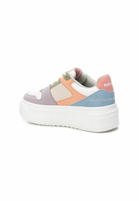 Sneaker con una suola spessa bianca, caratterizzata da una combinazione di colori pastello: accenti di lavanda, pesca, verde e blu con pannellatura testurizzata.