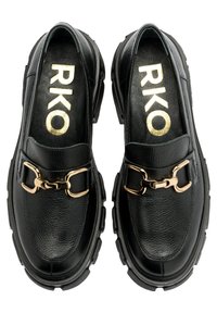 Czarne skórzane loafersy z akcentem w postaci złotej klamry, teksturowanym wykończeniem i masywnymi gumowymi podeszwami. Logo widoczne na wkładce.