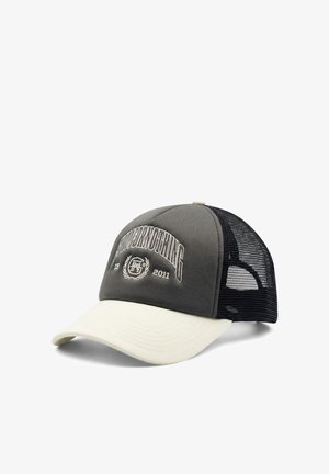 Baseballpet met donkergrijze voorkant, witte gebogen klep, zwarte mesh achterkant en witte geborduurde tekst en embleem op het voorpaneel.