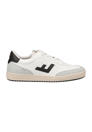 Chaussure de sport blanche avec un dessus en cuir lisse, des accents noirs et une semelle en caoutchouc texturée. Elle présente un système de laçage et un détail de logo sur le côté.