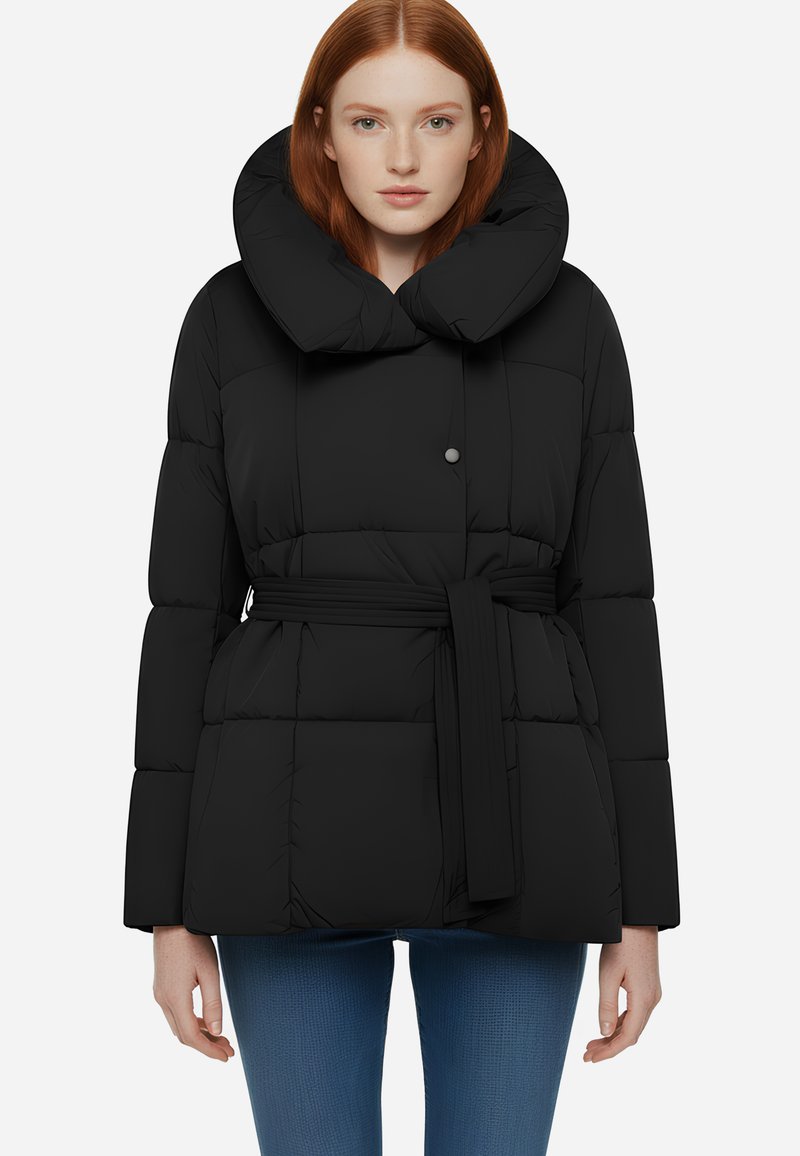 Giubbotto piumino nero con colletto alto e arrotondato, vita con cintura e motivo trapuntato. Presenta maniche lunghe e un accento a bottone sul collo.