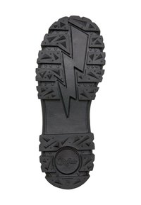 Semelle de chaussure en caoutchouc noir avec des sculptures profondes, des motifs triangulaires, un dessin central en forme d’éclair et le logo "Buffalo" près du talon.