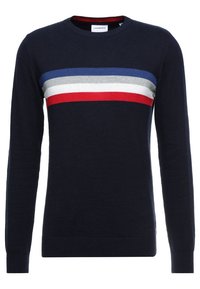 Marinblå tröja med långa ärmar, rund hals, med horisontella ränder i röd, vit, grå och blå över bröstet. Mjuk stickad textur.