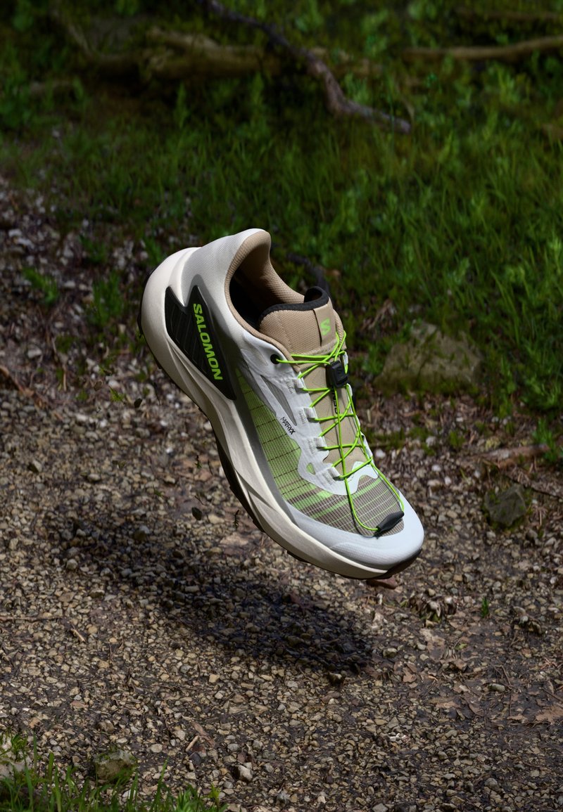Salomon GENESIS - Løbesko trail - white/oxford tan/green gecko