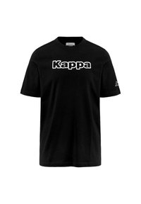 T-shirt di cotone nero con un prominente logo bianco "Kappa" sulla parte anteriore e un logo ricamato discreto sulla manica sinistra.