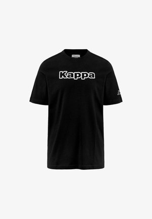 T-shirt di cotone nero con un prominente logo bianco "Kappa" sulla parte anteriore e un logo ricamato discreto sulla manica sinistra.