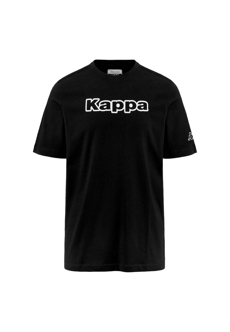 T-shirt di cotone nero con un prominente logo bianco "Kappa" sulla parte anteriore e un logo ricamato discreto sulla manica sinistra.