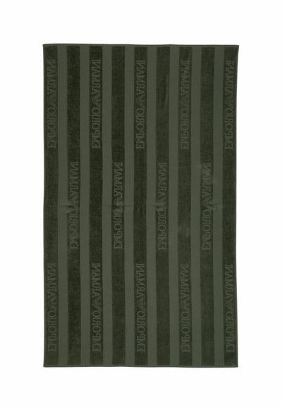 Asciugamano verde scuro con righe verticali che presenta testo in rilievo. Texture morbida, forma rettangolare e un motivo coerente in tutto il suo design.