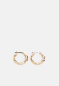 Cercei din aur cu un finisaj neted și strălucitor, având un accent mic de piatră rectangulară aproape de închidere. Design circular cu hardware minimal.