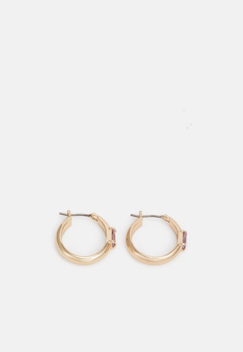 Cercei din aur cu un finisaj neted și strălucitor, având un accent mic de piatră rectangulară aproape de închidere. Design circular cu hardware minimal.