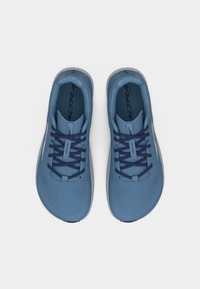 Ζευγάρι από μπλε αθλητικά παπούτσια τρεξίματος με σκούρα μπλε κορδόνια και αναπνεύσιμες επάνω επιφάνειες από δίχτυ, φωτογραφημένα από ψηλά σε λευκό φόντο.