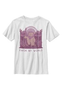 Hvid T-shirt med et grafisk design af en Ewok, der holder et spyd, omgivet af træer, med teksten "EWOK MY WORLD" nedenfor.