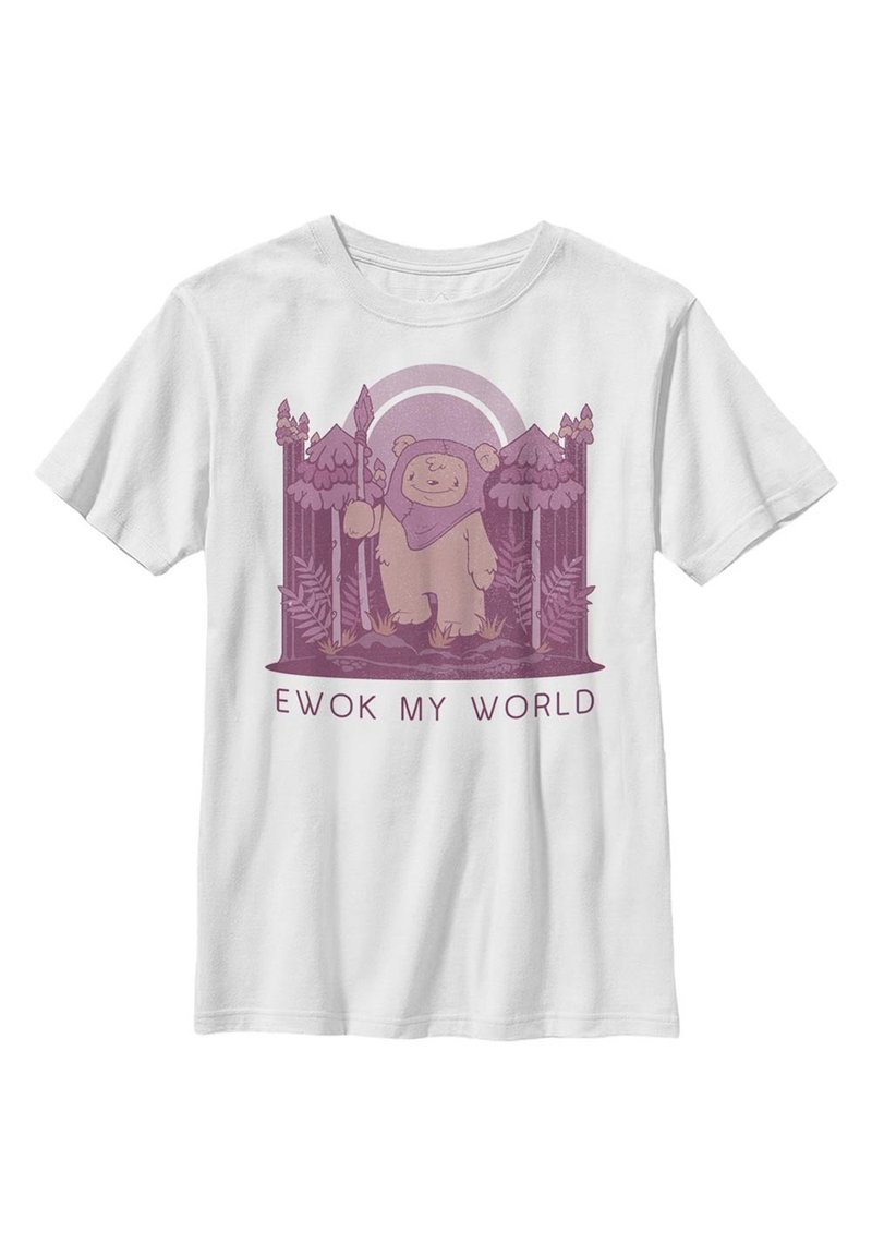 Hvid T-shirt med et grafisk design af en Ewok, der holder et spyd, omgivet af træer, med teksten "EWOK MY WORLD" nedenfor.