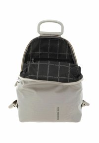 Sac à dos gris clair en tissu texturé, doté d'une poignée supérieure, d'une fermeture éclair, et d'un intérieur noir avec un revêtement à motif et une poche.