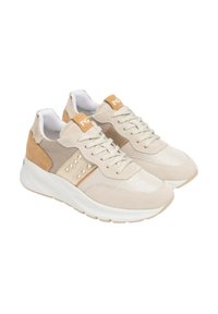 Sneakers beige con tomaia in mesh testurizzato e suede. Presentano borchie dorate, un accento in tonalità beige e una suola platform bianca. Design con lacci.