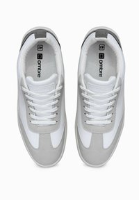 Weiße und graue Sneakers mit einem Obermaterial aus glattem Leder, Suede-Details, Schnürverschluss und gepolstertem Kragen für Komfort und Unterstützung.