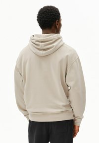 Beige hooded sweatshirt met een relaxte pasvorm, gestructureerde stof, geribbelde boorden en zoom. Voorzien van een kangoeroezak en een dubbel gevoerde capuchon.