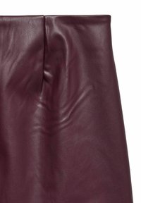 Falda de cuero burdeos con una textura suave y pliegues sutiles, con una cintura alta y un diseño elegante y estilizado.