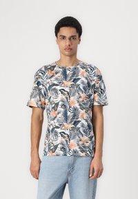 Tricou cu mânecă scurtă, cu guler rotund, având un model floral tropical în nuanțe de verde, roz și albastru, fabricat dintr-un material ușor.