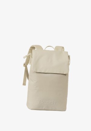 Beige Rolltop-Rucksack aus Stoff, mit verstellbaren Trägern, einem oberen Griff und geprägtem Markenlogo auf der Vorderseite.