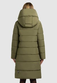 Olijfgroene puffer jasje met een grote capuchon, horizontale stiksels en een logo patch dichtbij de zoom. Glad, waterafstotend materiaal.
