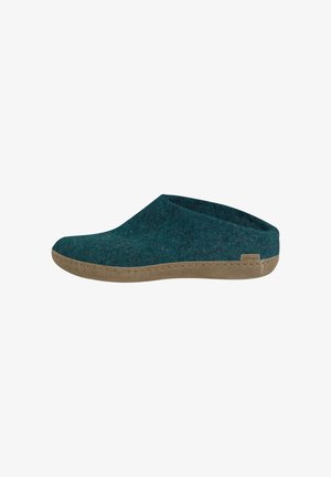 Pantofole slip-on in feltro verde scuro con suola in gomma color cuoio e piccolo etichetta in tessuto del marchio sul lato.