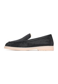 Černé slip-on boty s texturovaným svrškem, ozdobeným lesklými aplikacemi, hladkým černým koženým lemem a světle zbarvenou gumovou podrážkou.