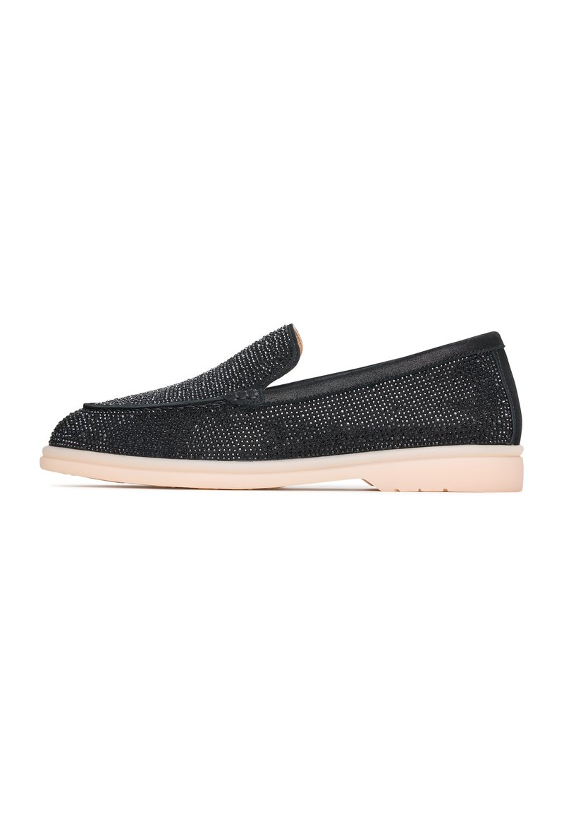 Černé slip-on boty s texturovaným svrškem, ozdobeným lesklými aplikacemi, hladkým černým koženým lemem a světle zbarvenou gumovou podrážkou.