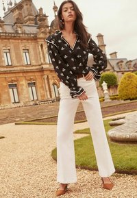 Lipsy RUFFLE DETAIL V NECK LONG SLEEVE - REGULAR FIT - Blúz - black