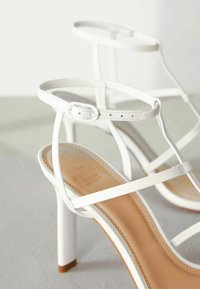 Next SIGNATURE STRAPPY  REGULAR FIT - Korolliset sandaalit - white