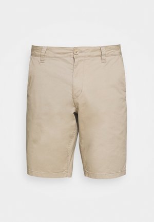Pantalones cortos de algodón beige con corte recto, que cuentan con cierre de botón, pasadores para cinturón y sutiles detalles de costura. Las piernas terminan justo por encima de la rodilla.