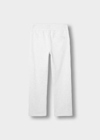 Hvite bomullssweatpants med ribbet midjebånd, rette ben og en enkelt baklomme. Myk tekstur, uten synlige mønstre eller detaljer.